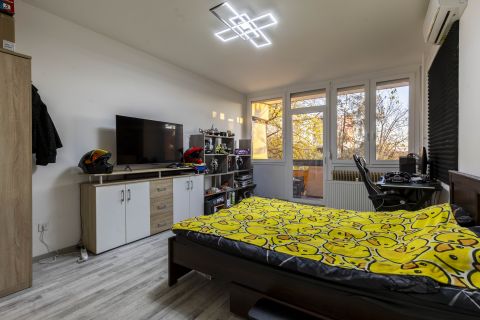 Eladó Lakás 1203 Budapest 20. kerület Erkélyes, teljes körűen felújított otthon a Helsinki úton
